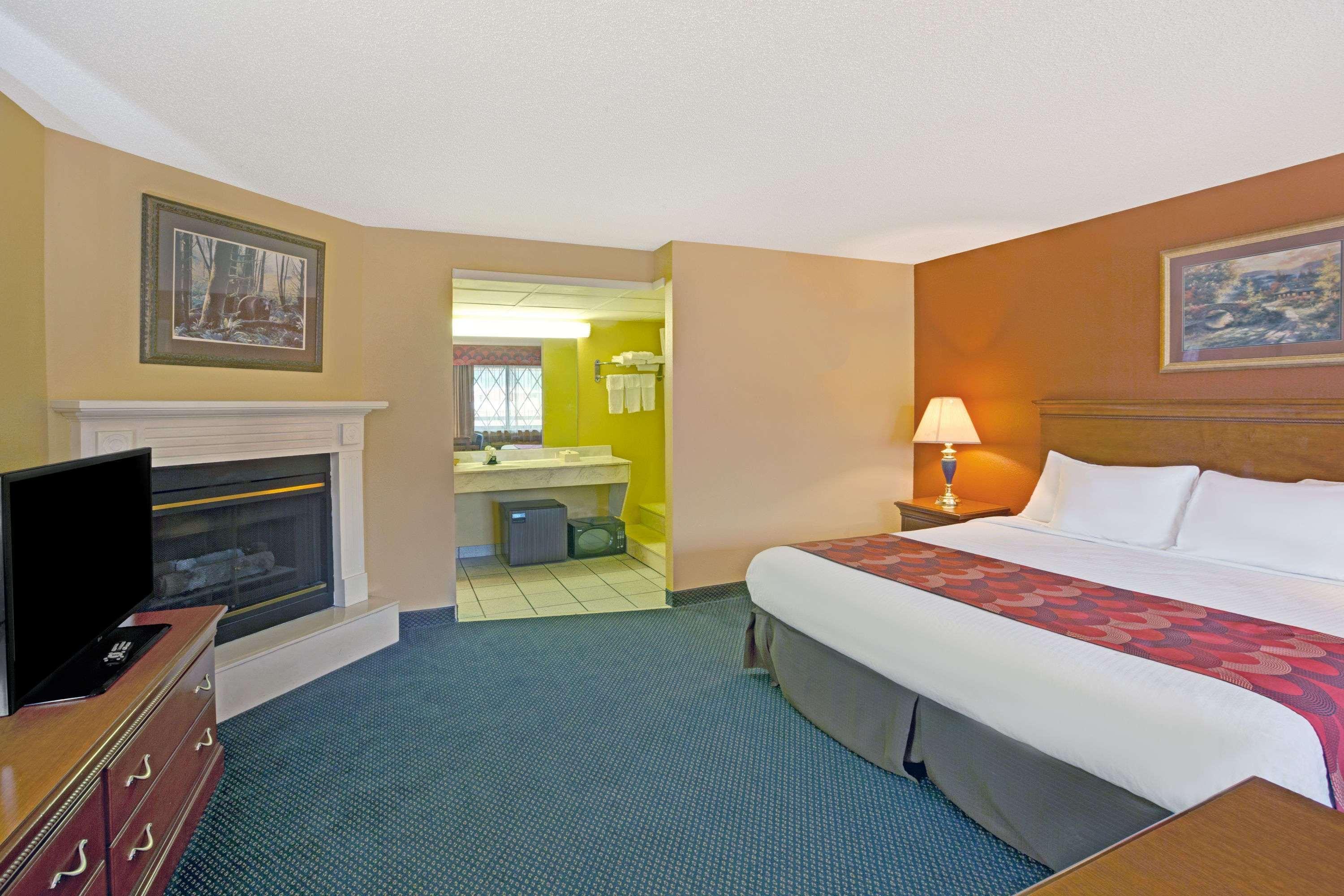 Super 8 By Wyndham Downtown Gatlinburg At Convention Center Hotel Bagian luar foto