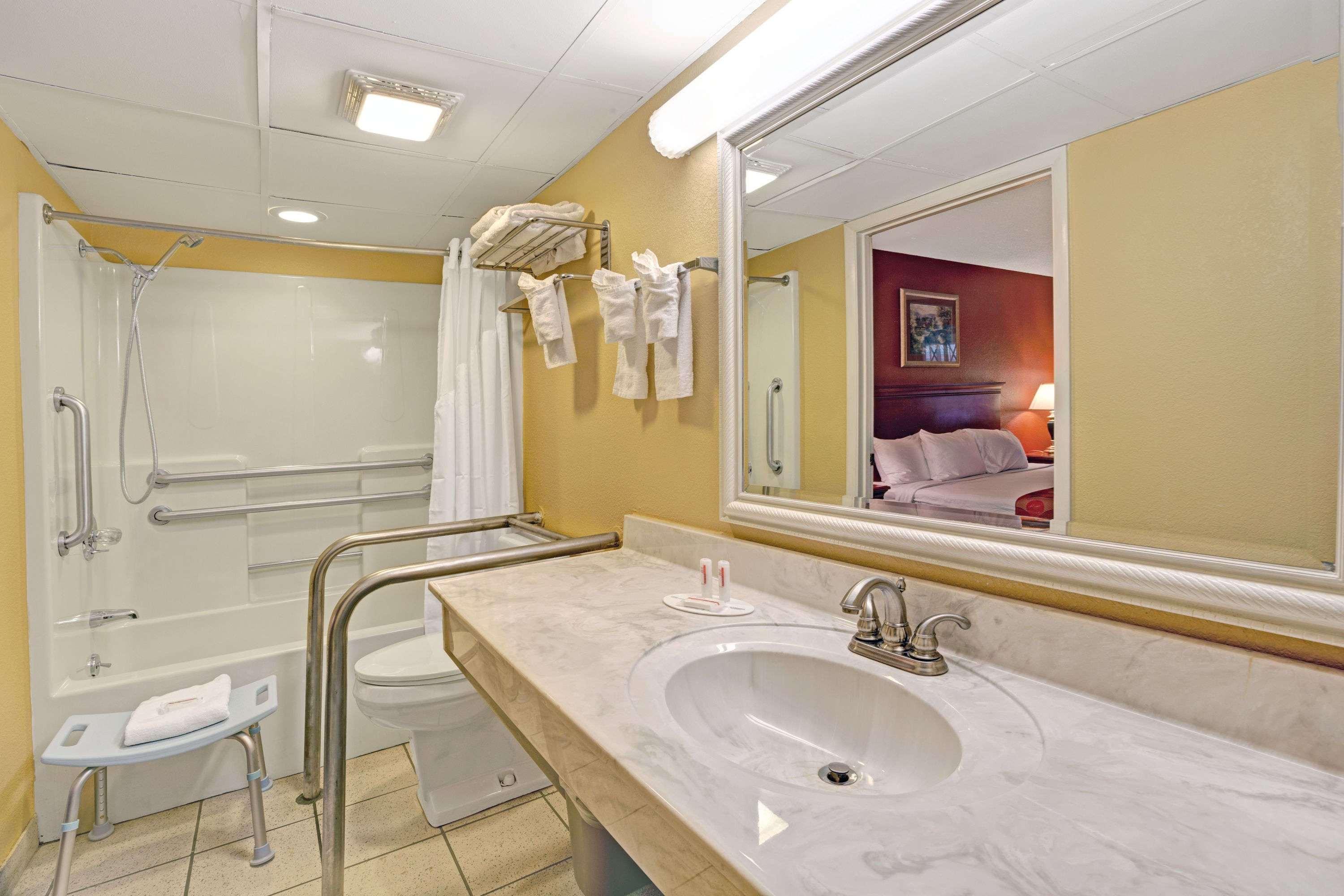 Super 8 By Wyndham Downtown Gatlinburg At Convention Center Hotel Bagian luar foto