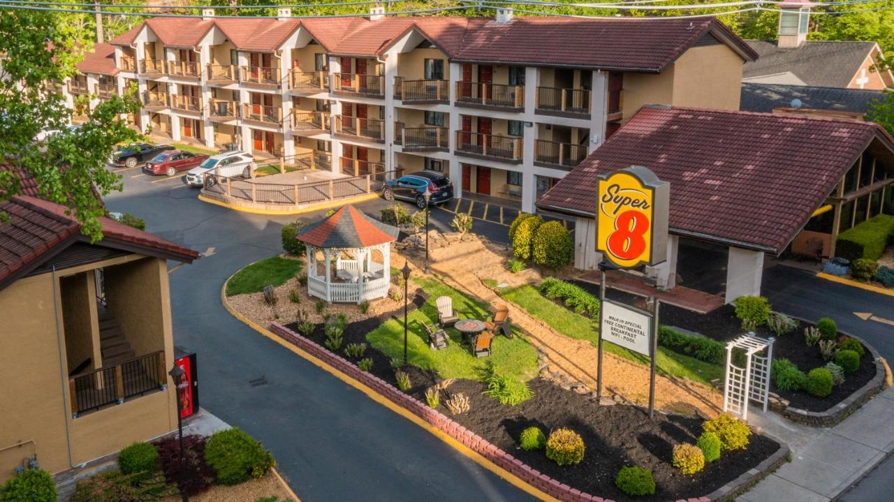 Super 8 By Wyndham Downtown Gatlinburg At Convention Center Hotel Bagian luar foto