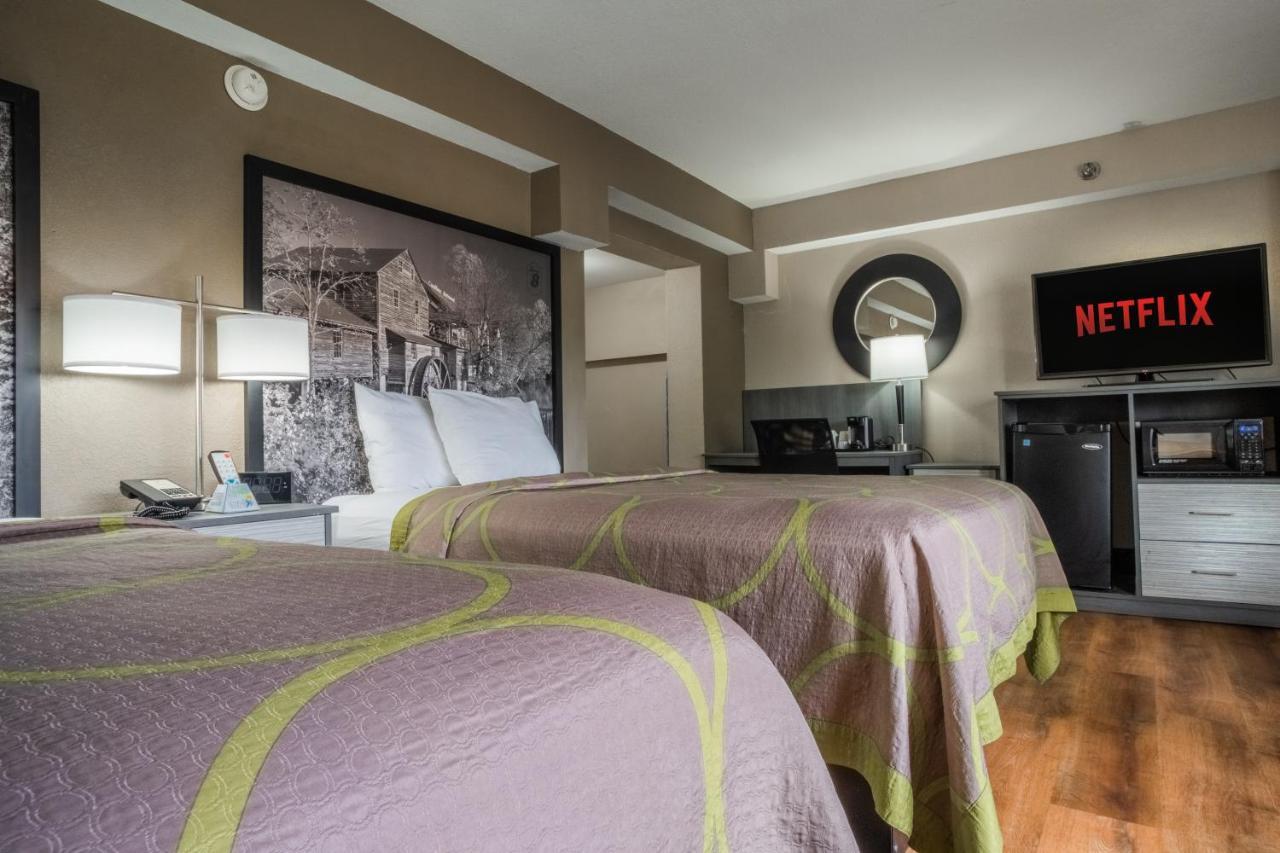 Super 8 By Wyndham Downtown Gatlinburg At Convention Center Hotel Bagian luar foto