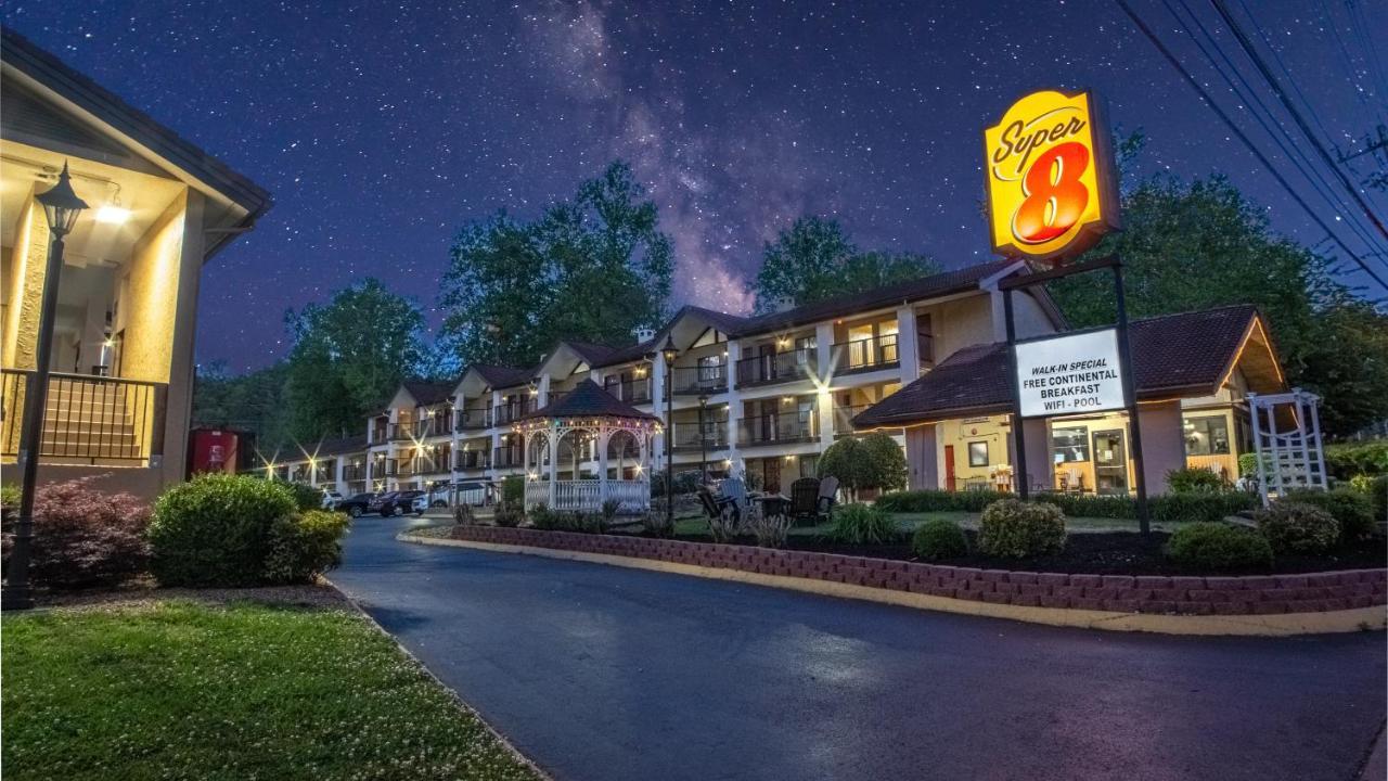 Super 8 By Wyndham Downtown Gatlinburg At Convention Center Hotel Bagian luar foto