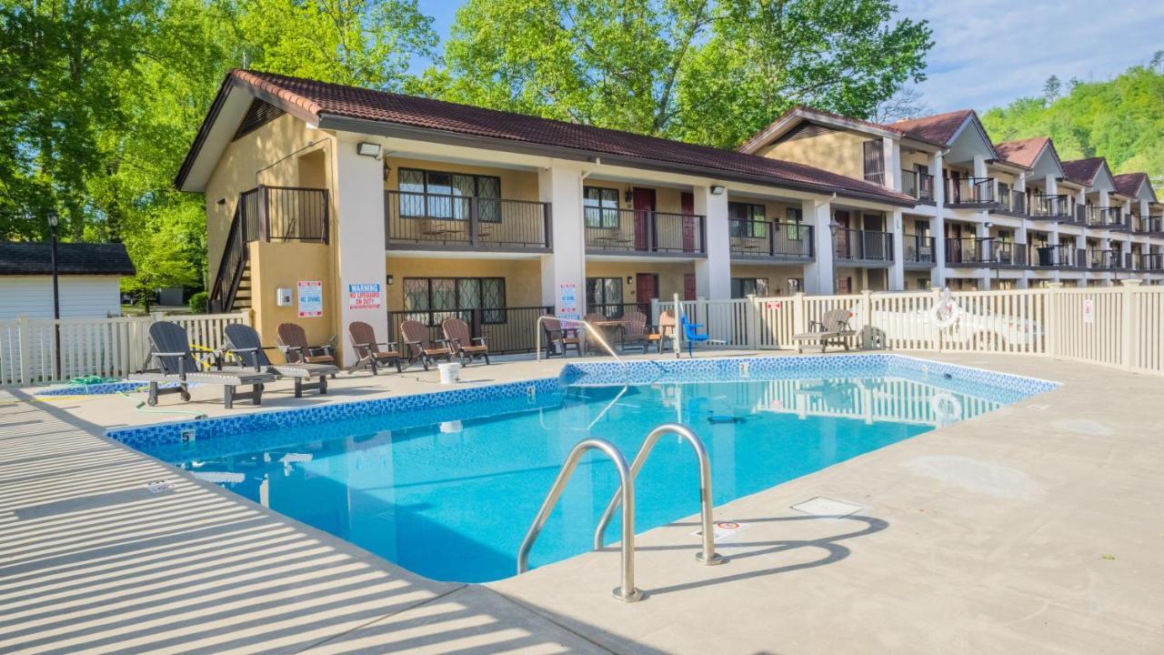 Super 8 By Wyndham Downtown Gatlinburg At Convention Center Hotel Bagian luar foto