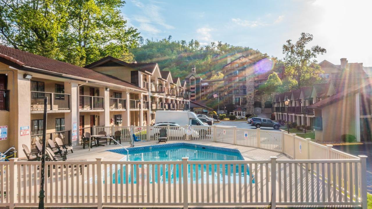 Super 8 By Wyndham Downtown Gatlinburg At Convention Center Hotel Bagian luar foto