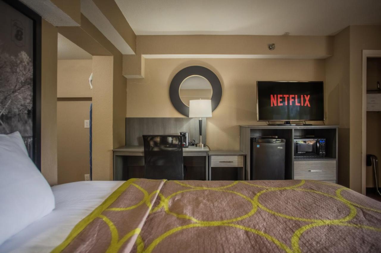 Super 8 By Wyndham Downtown Gatlinburg At Convention Center Hotel Bagian luar foto