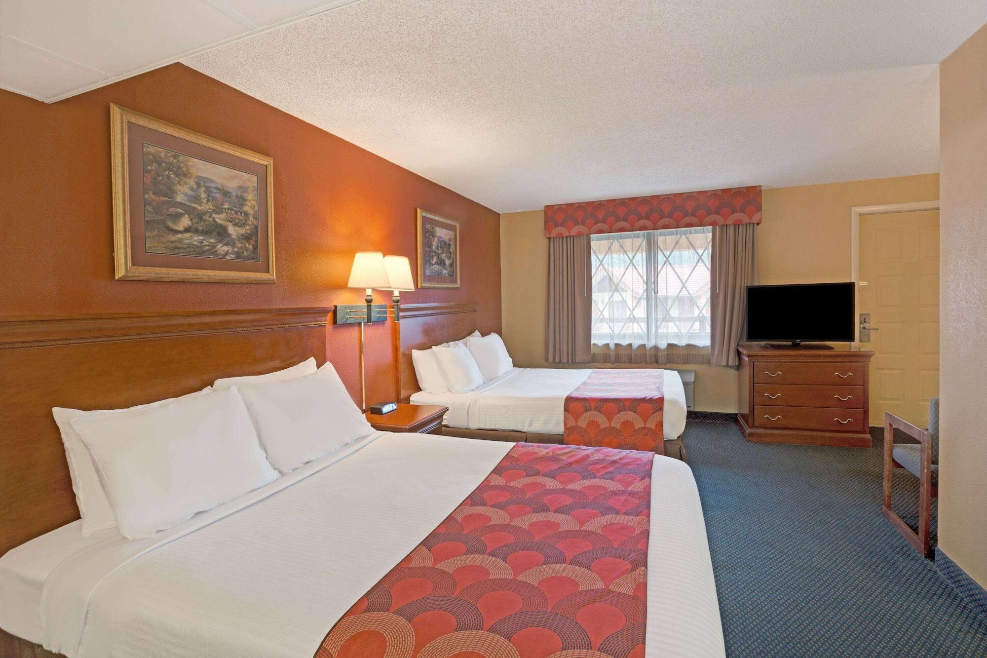 Super 8 By Wyndham Downtown Gatlinburg At Convention Center Hotel Bagian luar foto