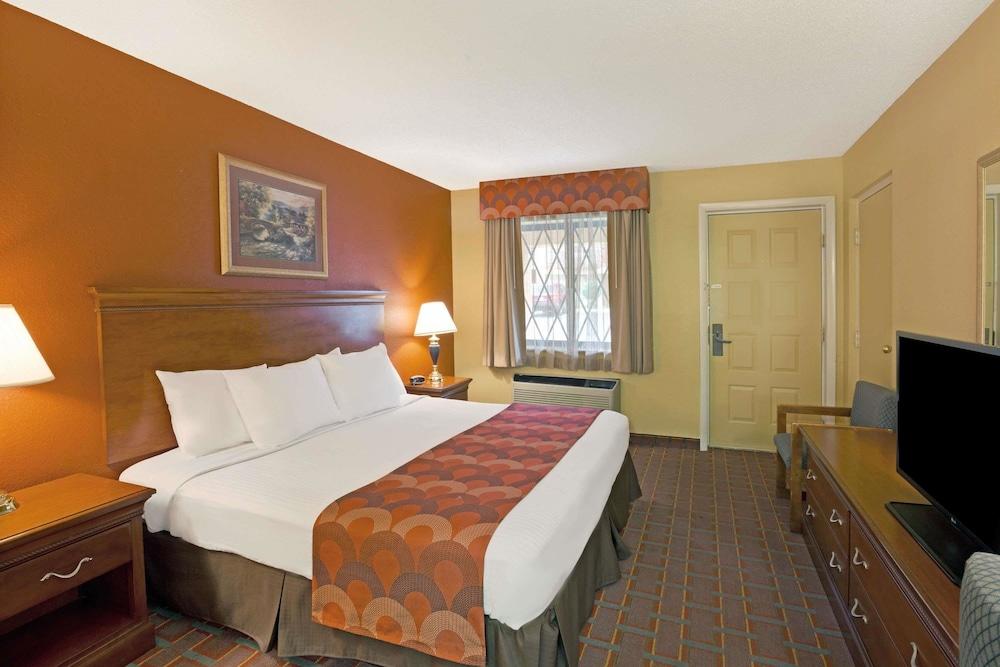 Super 8 By Wyndham Downtown Gatlinburg At Convention Center Hotel Bagian luar foto