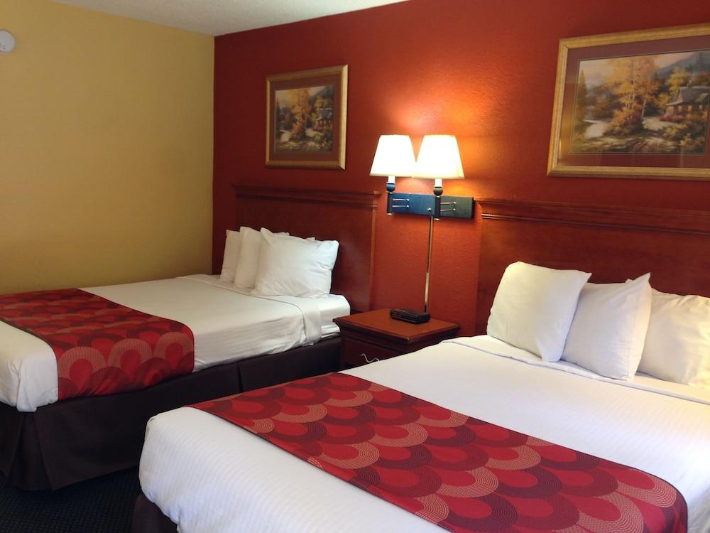 Super 8 By Wyndham Downtown Gatlinburg At Convention Center Hotel Bagian luar foto