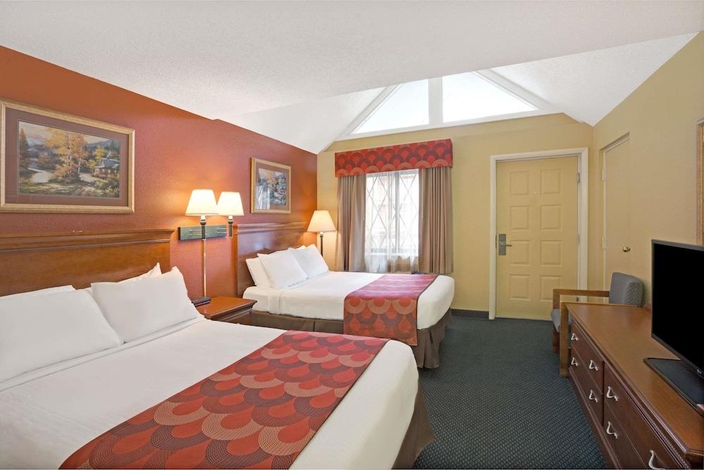 Super 8 By Wyndham Downtown Gatlinburg At Convention Center Hotel Bagian luar foto