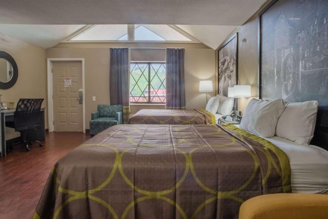 Super 8 By Wyndham Downtown Gatlinburg At Convention Center Hotel Bagian luar foto