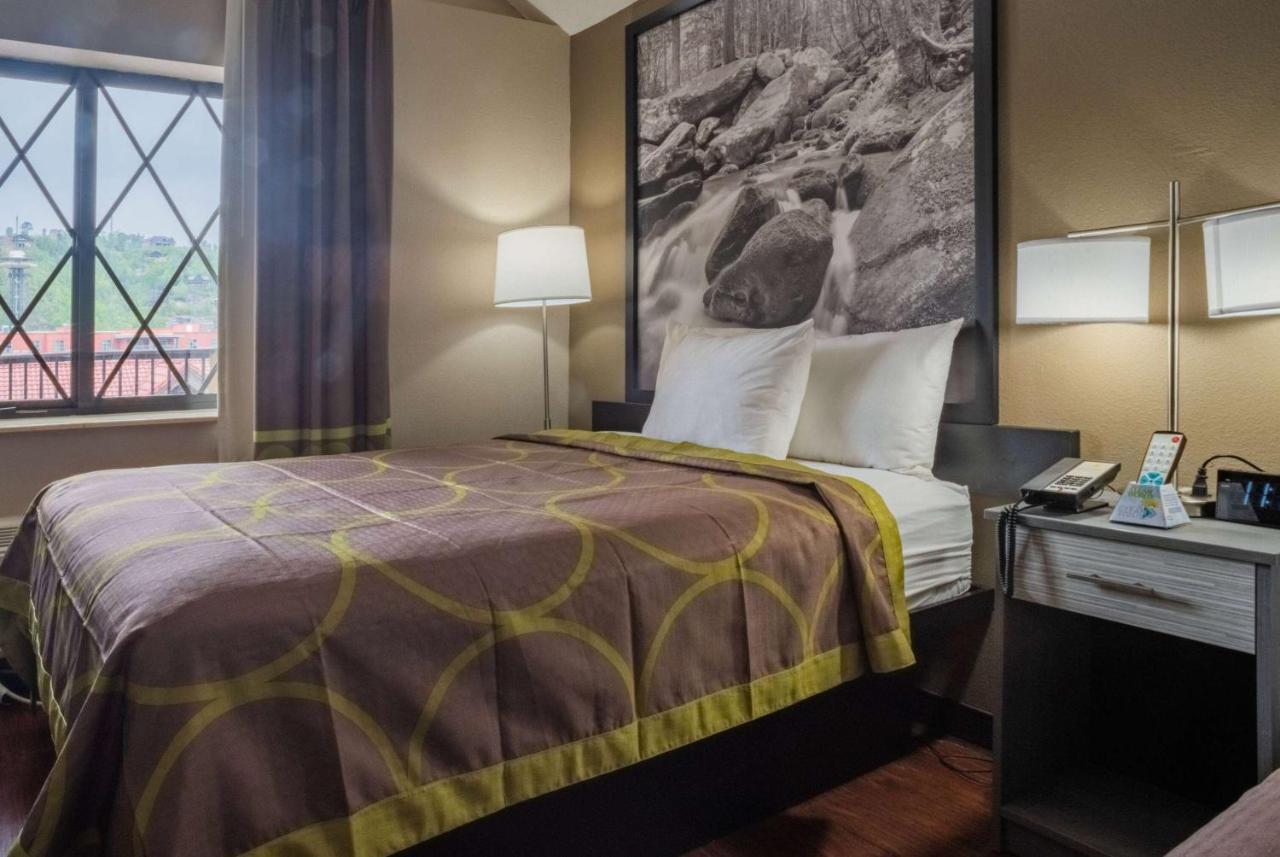 Super 8 By Wyndham Downtown Gatlinburg At Convention Center Hotel Bagian luar foto