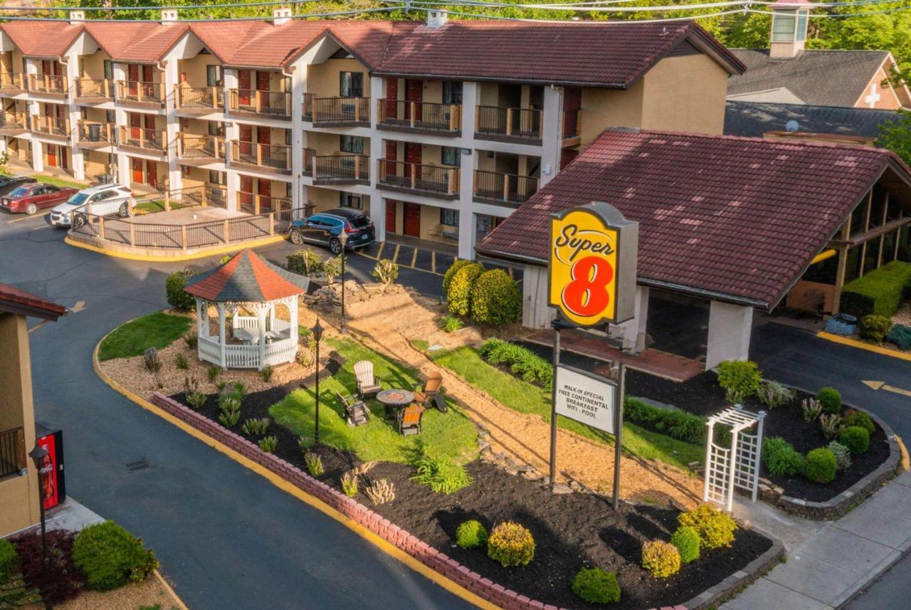 Super 8 By Wyndham Downtown Gatlinburg At Convention Center Hotel Bagian luar foto