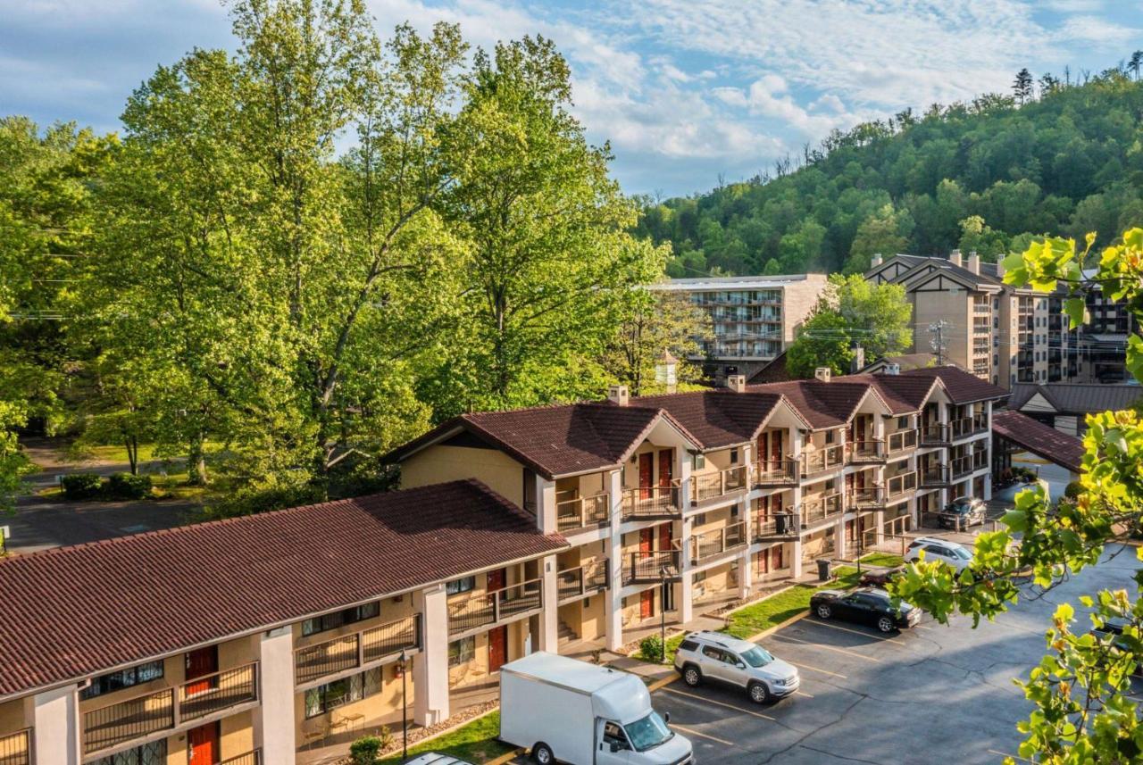 Super 8 By Wyndham Downtown Gatlinburg At Convention Center Hotel Bagian luar foto